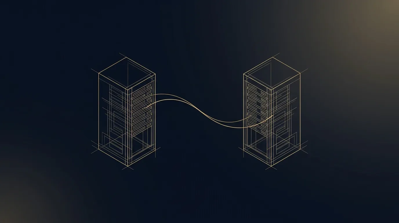Zwei Server-Silhouetten als Blueprint-Zeichnung, verbunden durch eine goldene Datenlinie — Sinnbild für einen Website-Umzug ohne Ausfall