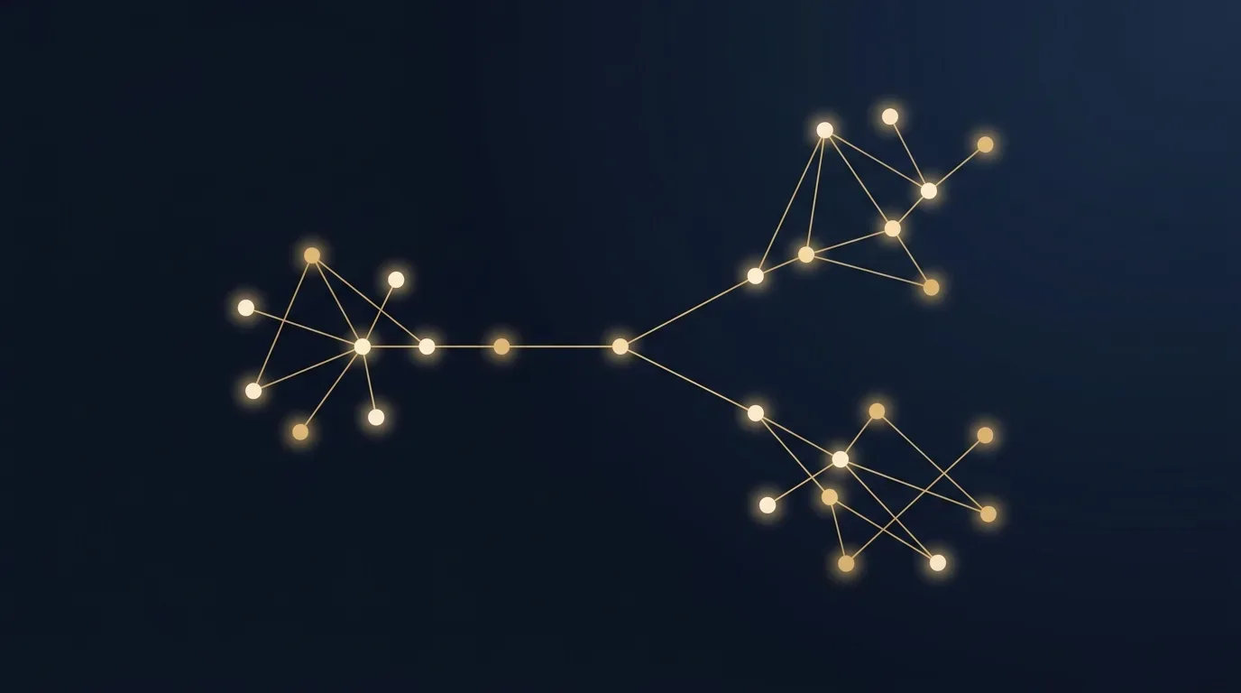 Abstrakte goldene Konstellation auf dunklem Grund: ein Pfad gabelt sich in zwei getrennte Punktgruppen – Sinnbild für die Aufteilung eines Werbebudgets auf zwei Plattformen.