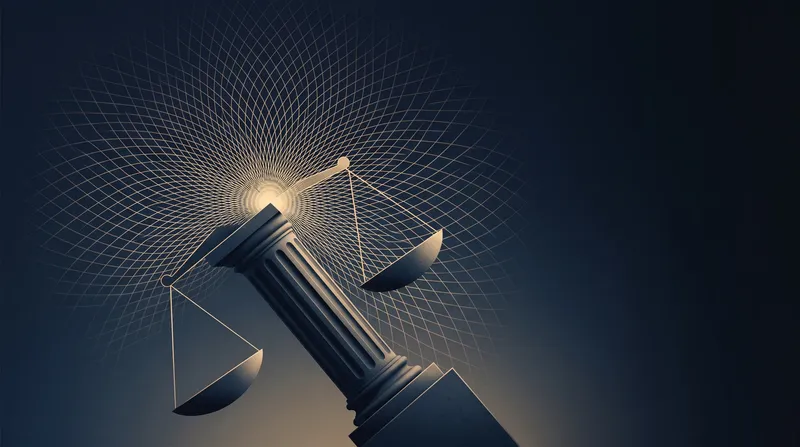 Stilisierte Justitia-Waage und antike Säule vor einem strahlenförmigen, goldenen Tracker-Netz auf dunkelblauem Grund